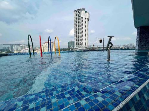een groot zwembad met een stad op de achtergrond bij Bliss Cool Home 2Rooms 4Pax 1CarPark 24H7D Easy Self Access in Kuala Lumpur