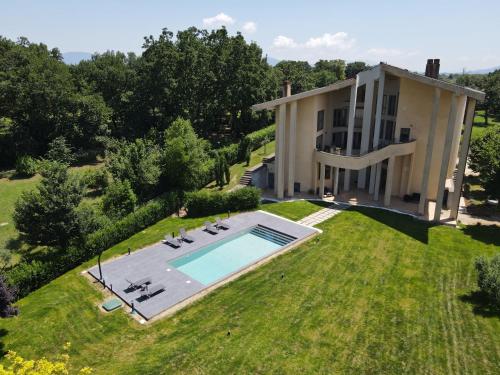 The swimming pool at or close to Le Colonne