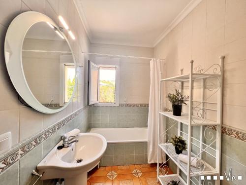 W łazience znajduje się umywalka, wanna i lustro. w obiekcie VH CostaBlanca - PUMBA w mieście Calpe