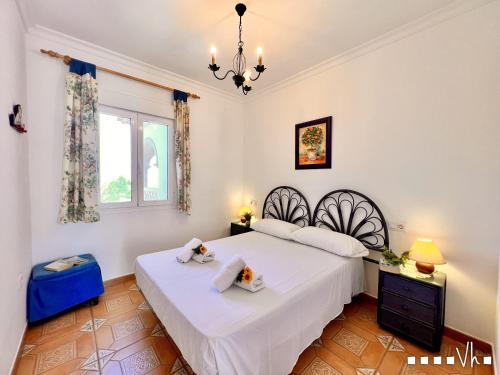 sypialnia z białym łóżkiem i oknem w obiekcie VH CostaBlanca - PUMBA w mieście Calpe