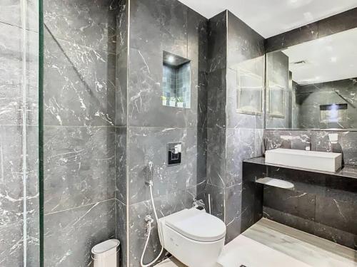 La salle de bains est pourvue de toilettes et d'un lavabo. dans l'établissement Key View - Murjan 2, JBR, à Dubaï