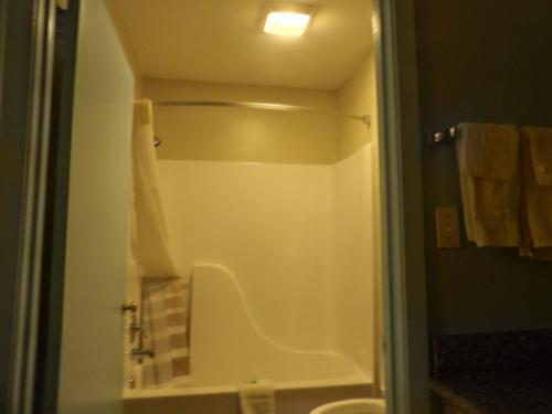 Super 8 by Wyndham Ocean Springs Biloxiにあるバスルーム
