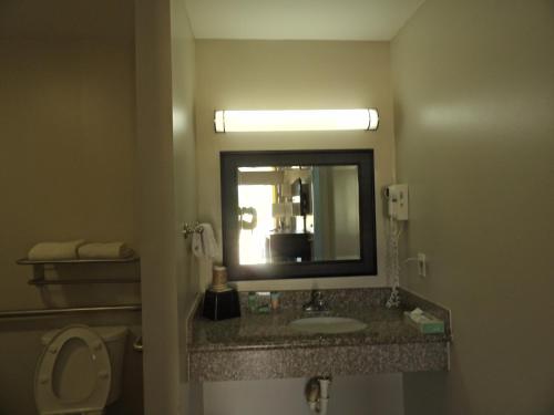 Super 8 by Wyndham Ocean Springs Biloxiにあるバスルーム