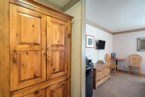 Habitación con puerta de madera y escritorio. en Mountainside Inn 214 Hotel Room en Telluride