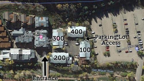 un mapa de un aparcamiento con casas y plazas de aparcamiento en Mountainside Inn 214 Hotel Room, en Telluride