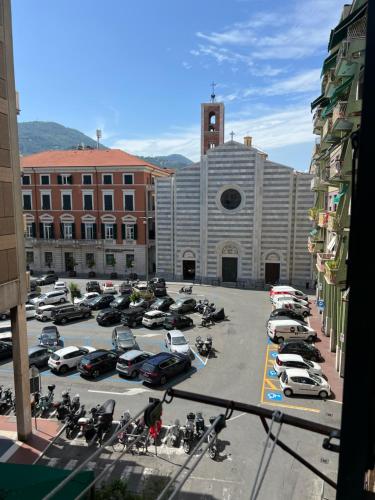 un estacionamiento con coches y motocicletas en un estacionamiento en speZialhouse en La Spezia