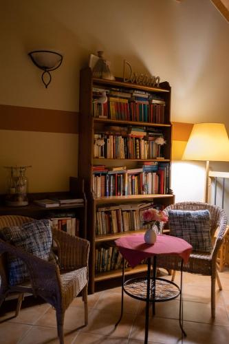 a living room with a book shelf filled with books at BurgenLandhaus in Gols