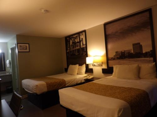 Super 8 by Wyndham Ocean Springs Biloxiにあるベッド