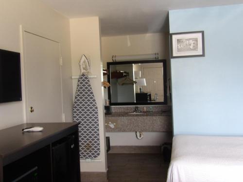 Super 8 by Wyndham Ocean Springs Biloxiにあるバスルーム