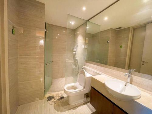 Un baño con lavabo, inodoro y espejo. en The Jewel of La Casa, en Surabaya