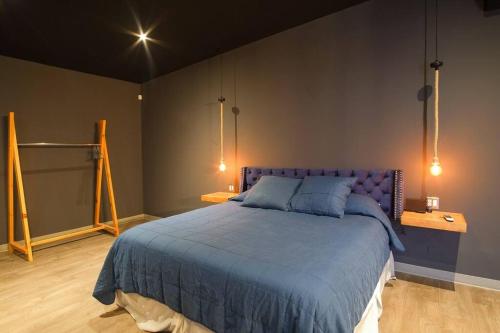 Een bed of bedden in een kamer bij Brand New Gorgeous Industrial Loft in Downtown Ens