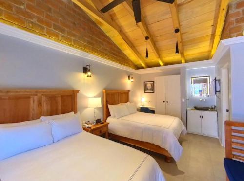 um quarto com 2 camas e uma parede de tijolos em Hacienda Valentino em San Cristóbal de Las Casas