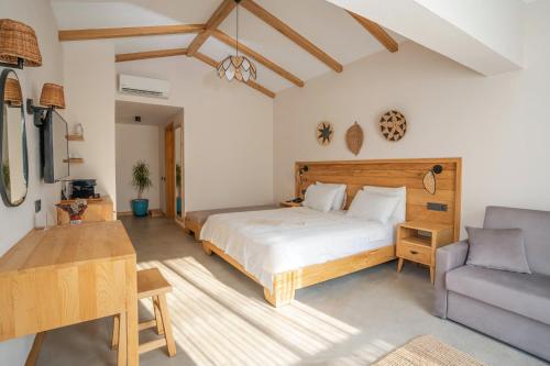 1 dormitorio con 1 cama y 1 sofá en The Pearl Ölüdeniz, en Ölüdeniz