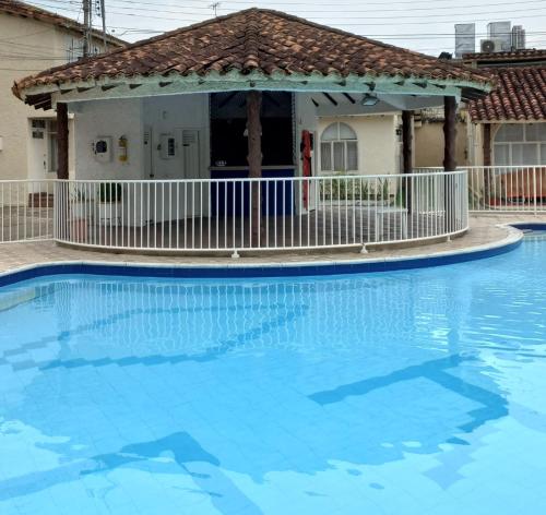 una gran piscina frente a una casa en Apartamento Ubicadisimo Melgar lll, en Melgar