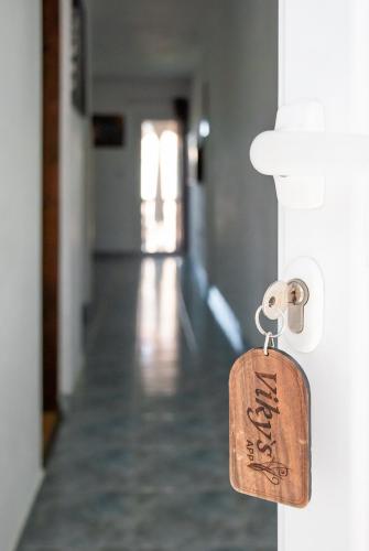 ein Schild an einer Tür mit Flur in der Unterkunft Apartments Viki in Kruševo