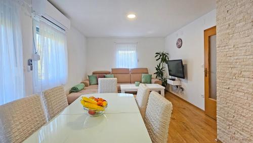 uma sala de estar com uma mesa com uma taça de fruta em Holiday Home Natura with private pool em Mostar