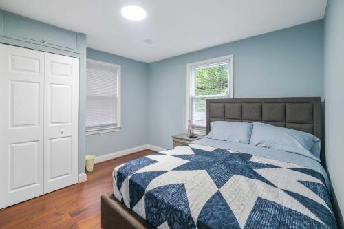 een slaapkamer met een bed met een blauwe muur bij Pet-Friendly Mount Rainier Home with Gas Grill! in Mount Rainier