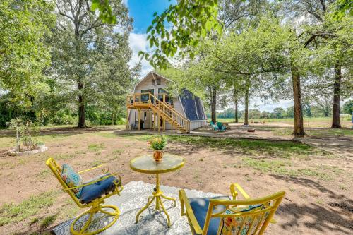 Κήπος έξω από το Family-Friendly Broken Bow Home with Grill!