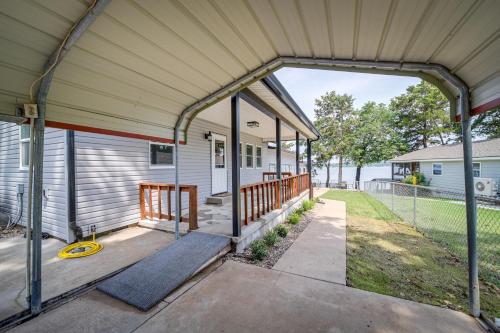 Zahrada ubytování Waterfront Grove Retreat with Dock Cedar Ridge