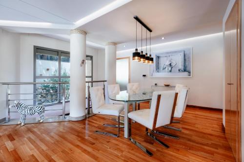 - une salle à manger avec une table et des chaises dans l'établissement Lushville - Luxurious Villa with Pool in Valencia, à Campo Olivar