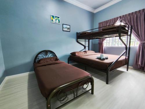 - une chambre avec 2 lits et des lits superposés dans l'établissement A One Holiday Apartment - PRO, à Tanah Rata