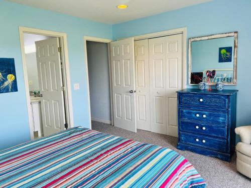 Katil atau katil-katil dalam bilik di FishTown 606 Ocean Blvd West home