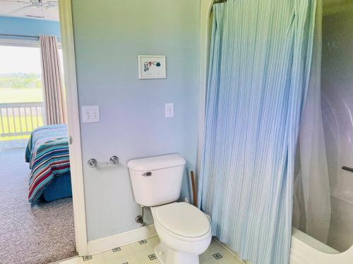 Bilik mandi di FishTown 606 Ocean Blvd West home