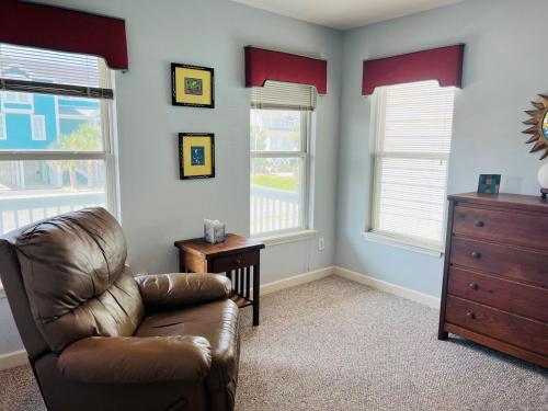 Ruang duduk di FishTown 606 Ocean Blvd West home