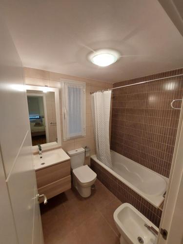 ein Badezimmer mit einem Waschbecken, einem WC und einer Badewanne in der Unterkunft Home Sweet Home Pamplona Hospitales-Universidad in Barañáin