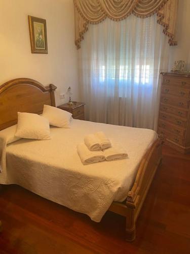 Un dormitorio con una cama con dos toallas encima. en O Lar de Jose, en Monforte de Lemos