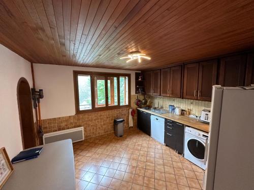 Il comprend une cuisine équipée d'un évier et d'un lave-linge/sèche-linge. dans l'établissement Villa Janchrisma MontDore 11pers, à Le Mont-Dore