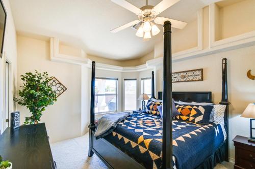 1 dormitorio con 1 cama y ventilador de techo en Lake Havasu City Vacation Rental with Private Pool!, en Lake Havasu City