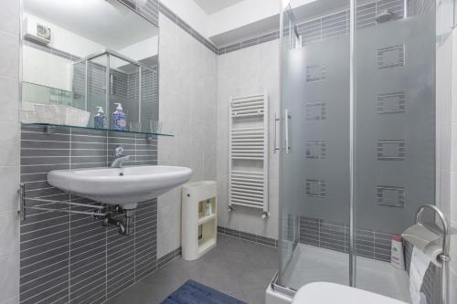 Chic & Modern apartment with terrace في بولونيا: حمام مع حوض ودش ومرحاض