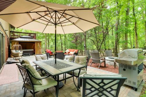 Zahrada ubytování Outdoor Entertainment and Hot Tub Poconos Home!