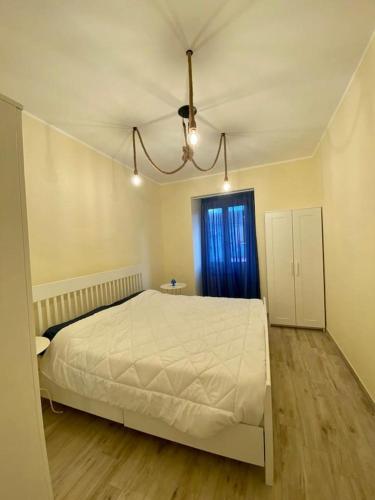 een slaapkamer met een wit bed en een raam bij La Casa di Maria in Ardore Marina