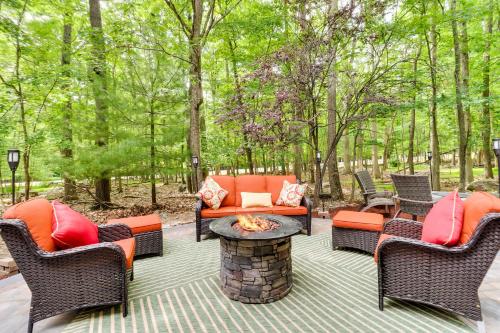 Zahrada ubytování Outdoor Entertainment and Hot Tub Poconos Home!