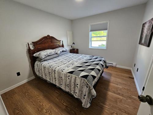 sypialnia z łóżkiem i oknem w obiekcie Douglas Lake Paradise B w mieście Saint John