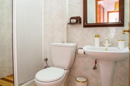 y baño con aseo y lavamanos. en Flat with Large Balcony in Izmir, en Izmir