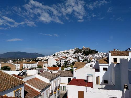 uitzicht op een stad met huizen bij Los Girasoles in Olvera