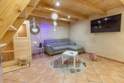 een woonkamer met een bank en een tv bij Suite16 & spa in Barletta