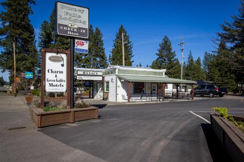 a street sign in front of a building at Green Gables Motel & Suites in Burney