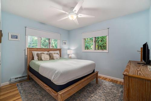 - une chambre avec un lit et un ventilateur de plafond dans l'établissement Lake Haven, à Suttons Bay