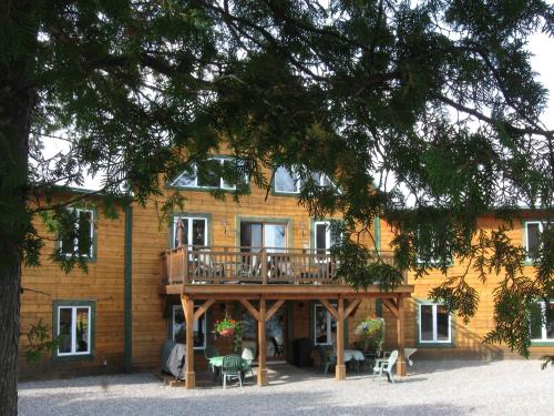 ein Haus mit einer Terrasse auf der Vorderseite in der Unterkunft Domaine Summum in Mont-Tremblant