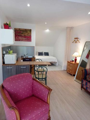 ein Wohnzimmer mit Sofa und ein Schlafzimmer in der Unterkunft Le Duplex - La Capelette de Dany.D in Étroeungt