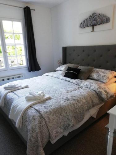 a bedroom with a large bed and a window at Gîte 2 chambres Vue du Château d'Excideuil in Excideuil