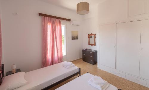 sypialnia z 2 łóżkami i oknem w obiekcie Classic Guesthouse Nafplion w Nauplionie