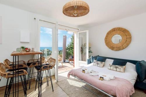 un salon avec un lit, une table et des chaises dans l'établissement Beau T2 avec terrasse Vue mer, à Saint-Peïre-sur-Mer