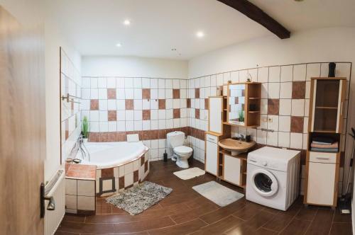 Kúpeľňa v ubytovaní Podkrovní apartmán s výhledem na náměstí