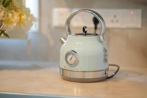 a tea kettle sitting on top of a kitchen counter at Ocean Blue House 17 in Meneou