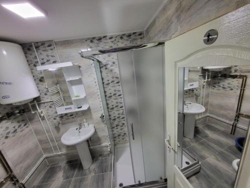 a bathroom with two sinks and a shower at Miselin Apartmani in Vladičin Han